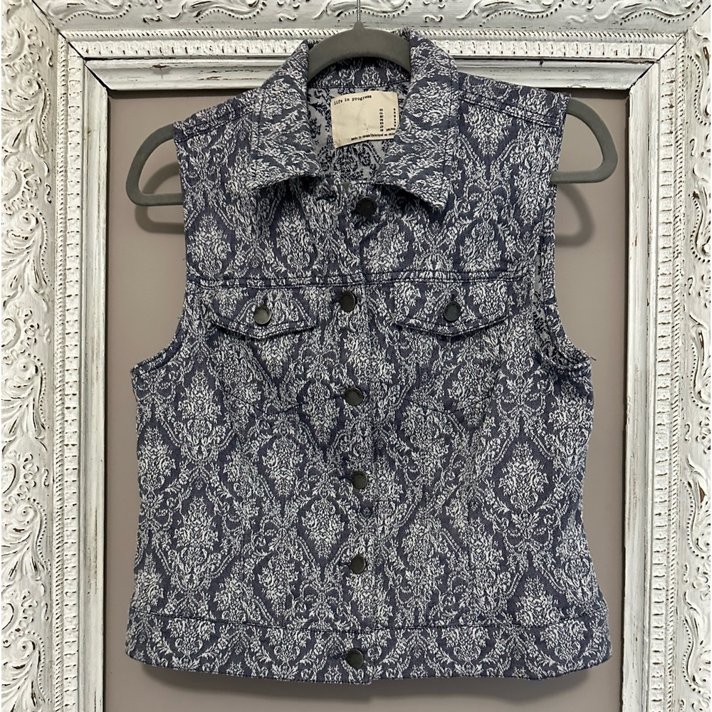Life in Progress denim vest. Paisley print. Size M. ❣️